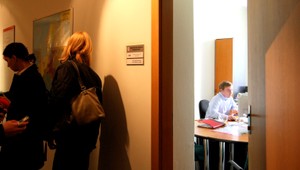 Štát diktuje minimálnu mzdu súkromníkom. Na svojich zamestnancov zabúda