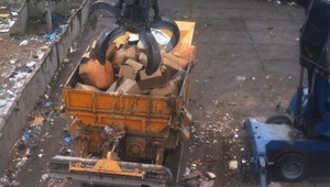 Exkluzívne zábery: Colníci ničia 150 ton oblečenia!