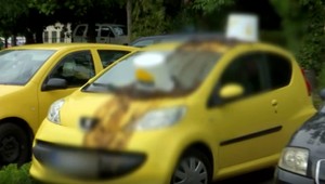 Neznámy páchateľ vylial na auto mladej ženy výkaly