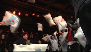 Zbavte sa stresu. Dá sa to aj vankúšovou bitkou...