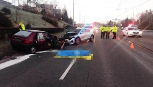 Čelná zrážka dvoch osobných áut: Jeden z vodičov náraz neprežil