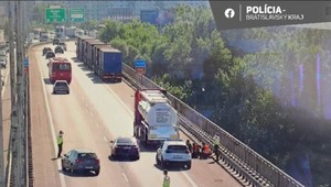 Rátajte so zdržaním: Policajti dokumentujú vážnu nehodu na D1