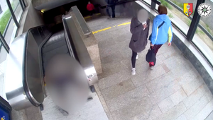 VIDEO: Senior sa snažil zábraniť žene v krádeži jeho peňaženky. Po neúspechu spadol a nik mu nepomohol