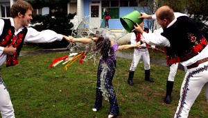 Pre Veľkonočný pondelok je typické šibanie a oblievanie