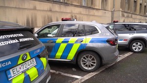 Hluk z baru mu nedal spávať: Neznámy páchateľ začal z balkóna strieľať zo vzduchovky po ľuďoch