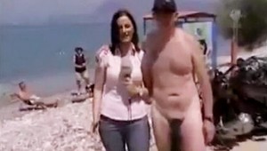 Reportérku objal naháč s ponožkou na penise...