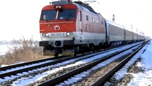 Muž popíjal na koľajniciach, zrazil ho vlak