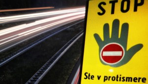 Vodičov na D1 ohrozovalo auto v protismere. Zanechalo po sebe spúšť