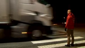 Tínedžer, ktorého zrazilo auto, je stále v kritickom stave