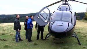 Záchranné zložky hľadali v lese staršiu ženu, zasahoval vrtuľník