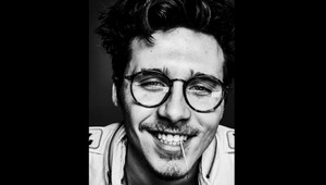 Mladý Beckham má novú frajerku