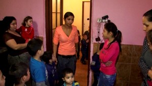 Muž (33) sa má vyhrážať rodine. 22 detí nepúšťajú do školy