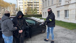 Populárneho rapera priviezla kriminálka na súd. Lieta v problémoch kvôli drogám