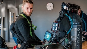 V prúdovom obleku sa dá letieť rýchlejšie ako ísť autom po diaľnici: Britský vynálezca stanovil nový rekord