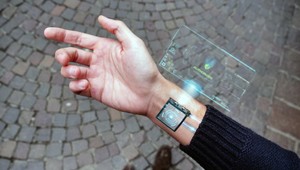 Stále viac britských firiem implantuje svojim zamestnancom mikročipy