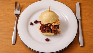 Hamburger z parenej buchty plnený divinou