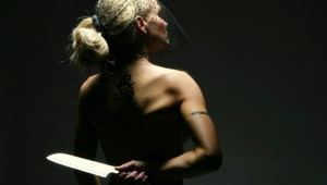 Žena (50) odrezala mužovi penis a hodila ho do drviča odpadu!