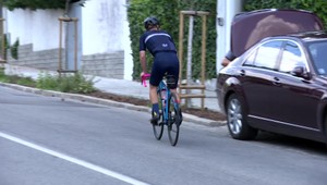 Vodič auta otvoril dvere, cyklistke sa prepichli pľúca. Niektoré krajiny majú pri týchto kolíziách riešenie