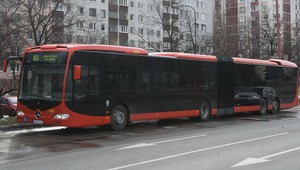 Nehoda autobusu a auta si v Bratislave vyžiadala päť zranených