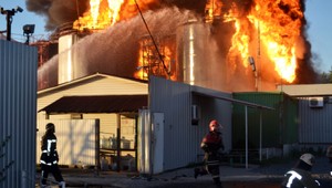 Pri Kyjeve stále horí, hasiči bojujú s ohňom v rafinérii