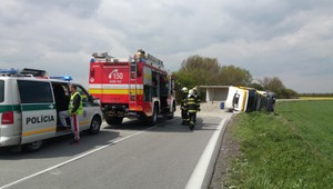 Na Záhorí havaroval kamión plný piesku, cestu uzavreli