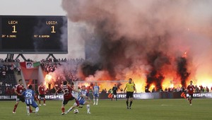 Peklo na futbale v Poľsku! Finále pohára ovládli chuligáni