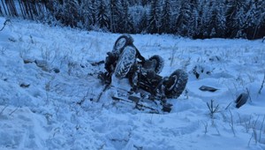 Nočná tragédia na Orave: Auto sa prevrátilo v lese, dvaja muži prišli o život