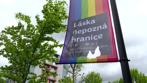 Dúhové vlajky, ktoré mali symbolizovať toleranciu k LGBTI komunite, chceli v noci páchatelia zapáliť