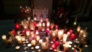 Pred policajným prezídiom ľudia zapálili sviečky na pamiatku Milana Lučanského