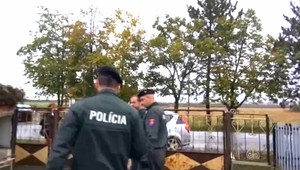 Kontroverzný zásah policajta. Imrichovi zakázal nakrúcať na vlastnom dvore