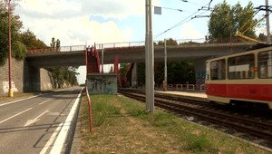 Muž skočil z mostu na autobus, odtiaľ sa odrazil do električky. Skončil v nemocnici