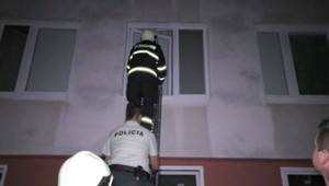 V cudzom byte za zabarikádoval muž, hasiči sa k nemu dostali cez okno