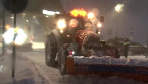 Silný vietor a sneženie mnohým rodinám zničili príbytky