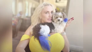 Sexi super babička venčí svojho psa na prsiach veľkosti melónov: Má na to svoj dôvod