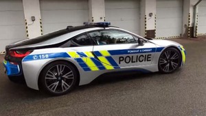 Policajné superauto dlho nevydržalo, vodič dostal počas jazdy mŕtvicu a havaroval