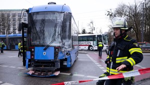 Pri zrážke školského autobusu s električkou utrpelo zranenia 11 ľudí