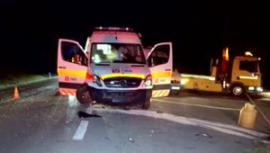 Sanitka viezla pacienta do nemocnice. Pri predbiehaní vrazila do auta