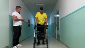Unikátny zákrok na Slovensku: Pacient sa po vážnej nehode znovu učí chodiť