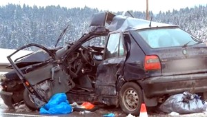 Auto vletelo pod kamión, vodič (†72) neprežil