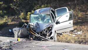 Desivá nehoda: Auto prešlo do protismeru, dievča zostalo zakliesnené pod palubnou doskou