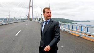 Rusko sa pýši najdlhším visutým mostom na svete