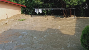 Ničivé povodne opäť zasiahli: Domy sú zničené. Vyhlásili krízovú situáciu