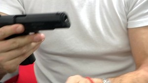 V opitosti omylom stlačil spúšť. Muž skončil s postrelenou tvárou