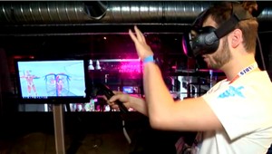 Muž zomrel pri tom, ako mal na sebe helmu pre virtuálnu realitu