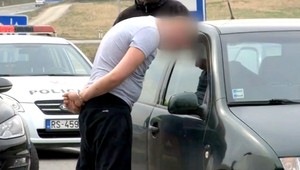 Policajná razia, Csaba sa k užívaniu drog priznal