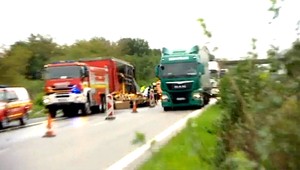 Na diaľnici D2 horel kamión, premávka je obmedzená