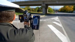 Najnovšie radary dokážu odhaliť aj telefonovanie za volantom