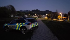 Utopeného muža v Revúcej z vody vyťahovali hasiči. Všimla si ho skupinka detí