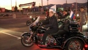 Alfa samec Putin v akcii. Ženské srdcia dobýja ako harleyák!