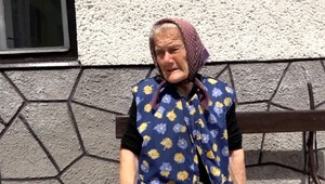 Starenku (89) požiadala o pohár vody a potom ju zbabelo okradla. Zlodejka si odniesla stovky eur